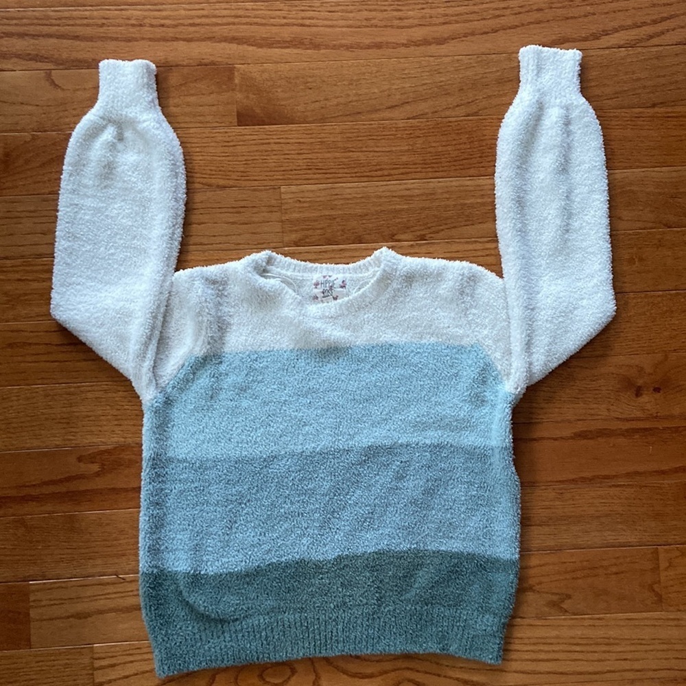 Shades of Blue soft fuzzy Sweater size medium